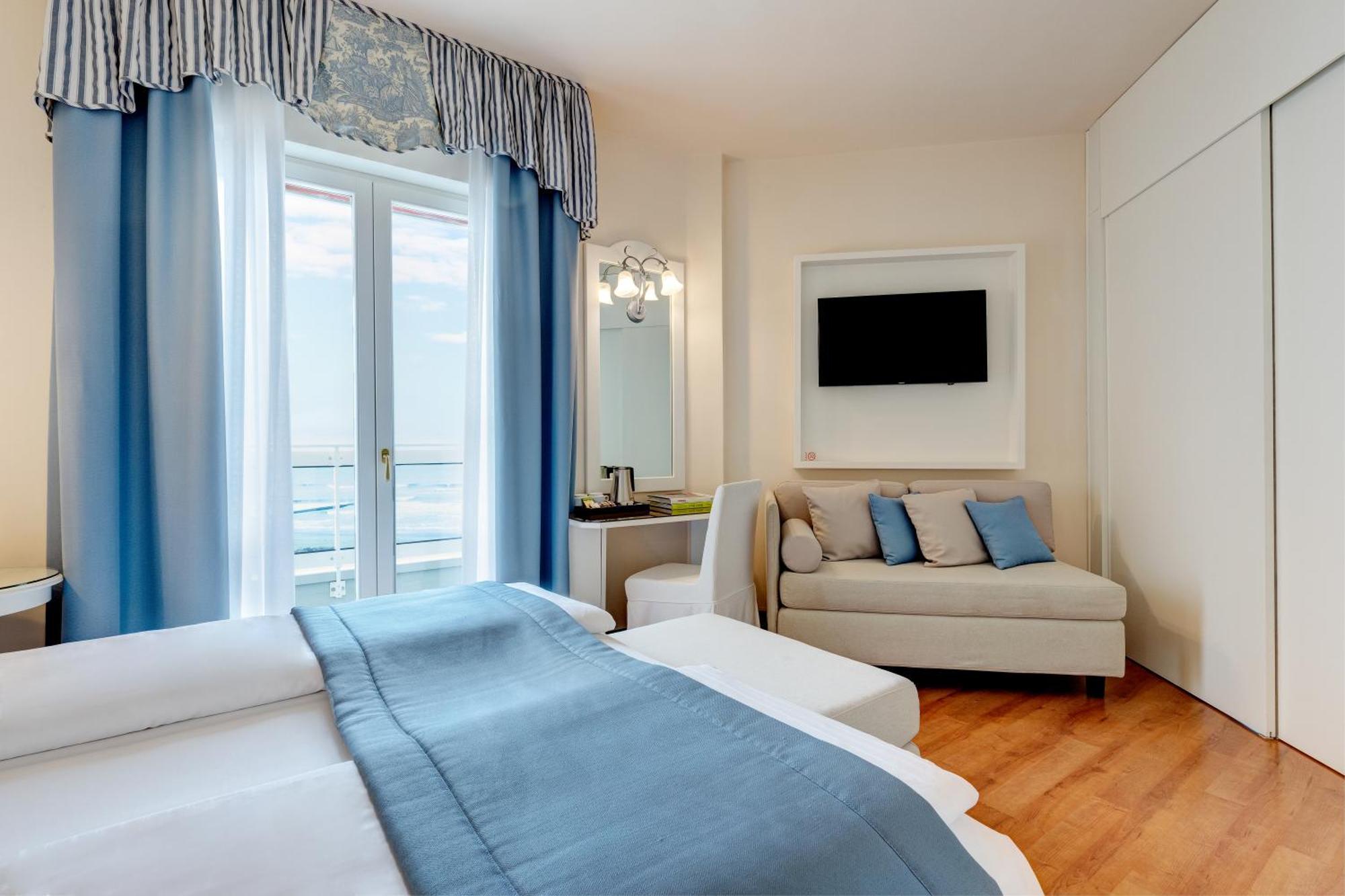 Hotel Cavalieri Palace & Suites Лідо-ді-Єзоло Екстер'єр фото