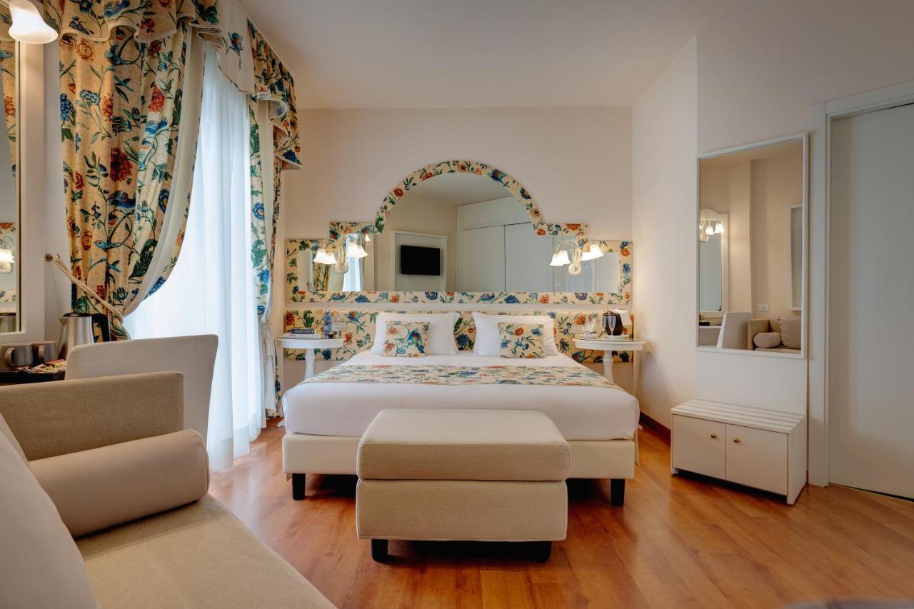 Hotel Cavalieri Palace & Suites Лідо-ді-Єзоло Екстер'єр фото