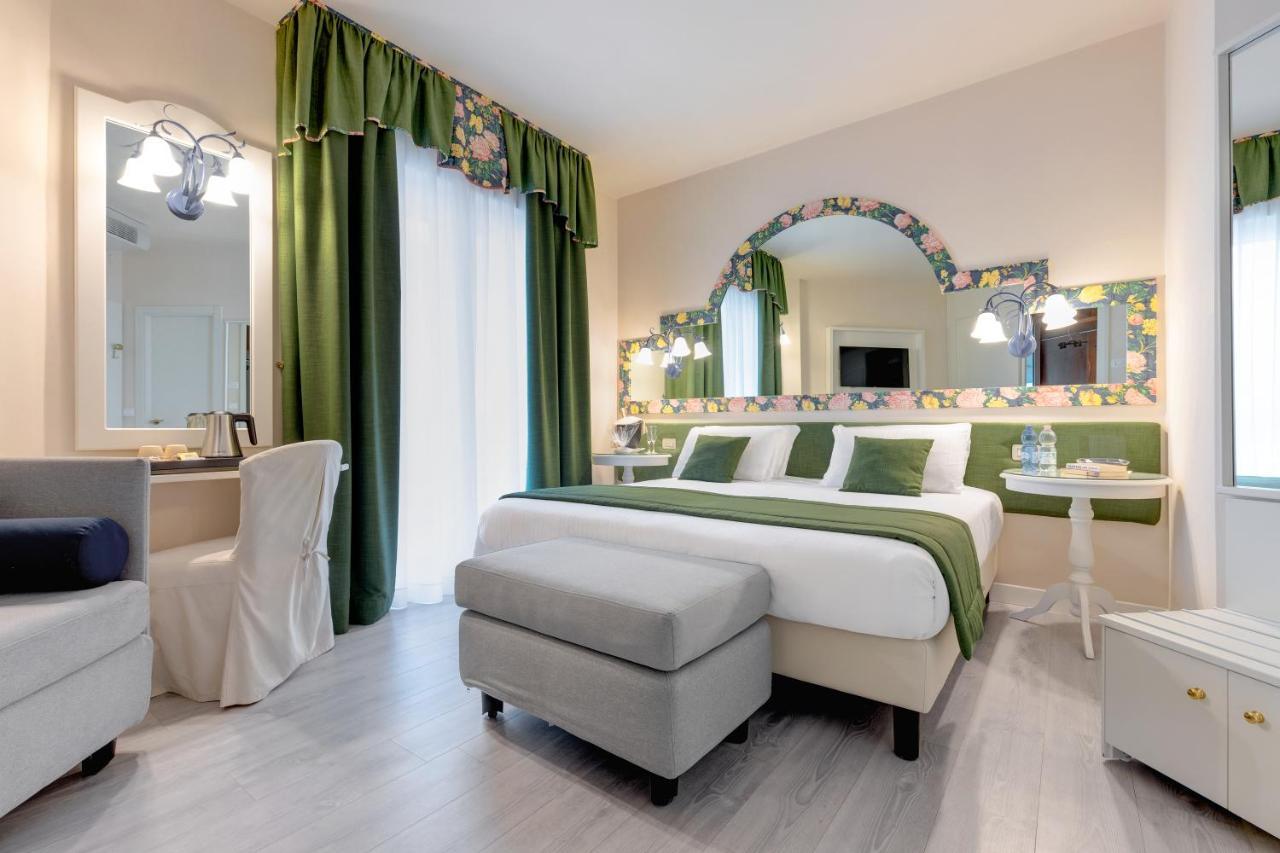 Hotel Cavalieri Palace & Suites Лідо-ді-Єзоло Екстер'єр фото