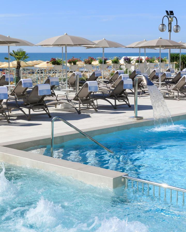 Hotel Cavalieri Palace & Suites Лідо-ді-Єзоло Екстер'єр фото