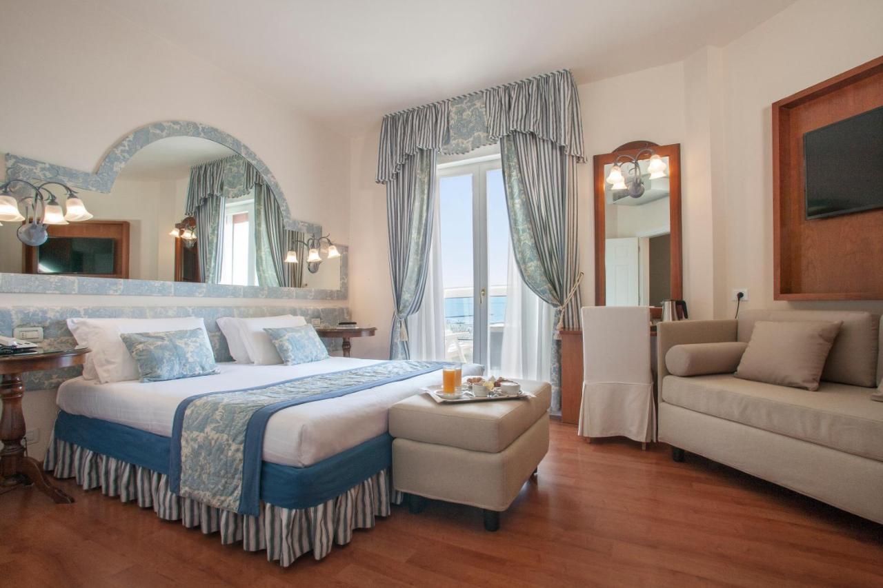 Hotel Cavalieri Palace & Suites Лідо-ді-Єзоло Екстер'єр фото