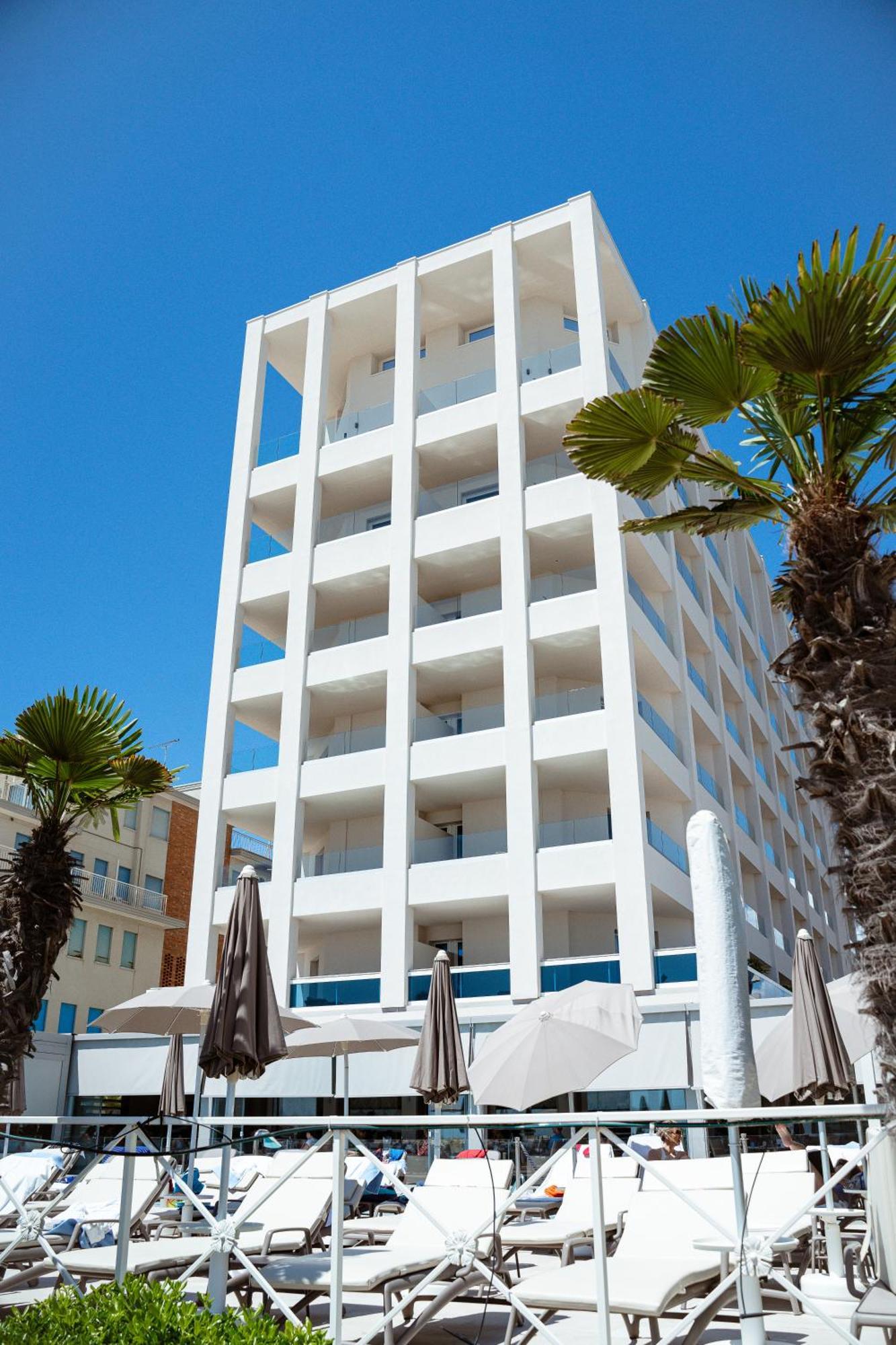 Hotel Cavalieri Palace & Suites Лідо-ді-Єзоло Екстер'єр фото