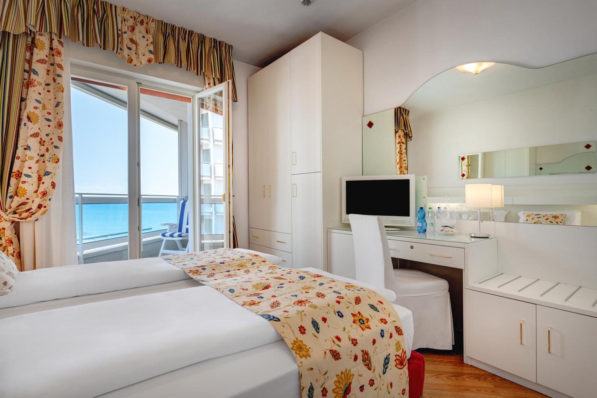 Hotel Cavalieri Palace & Suites Лідо-ді-Єзоло Екстер'єр фото