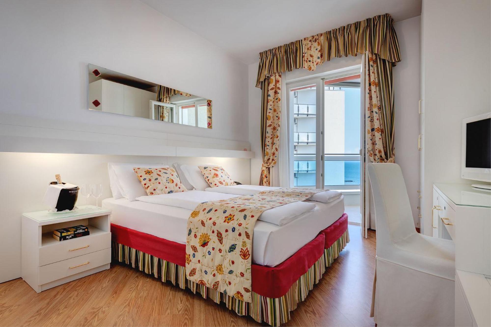 Hotel Cavalieri Palace & Suites Лідо-ді-Єзоло Екстер'єр фото