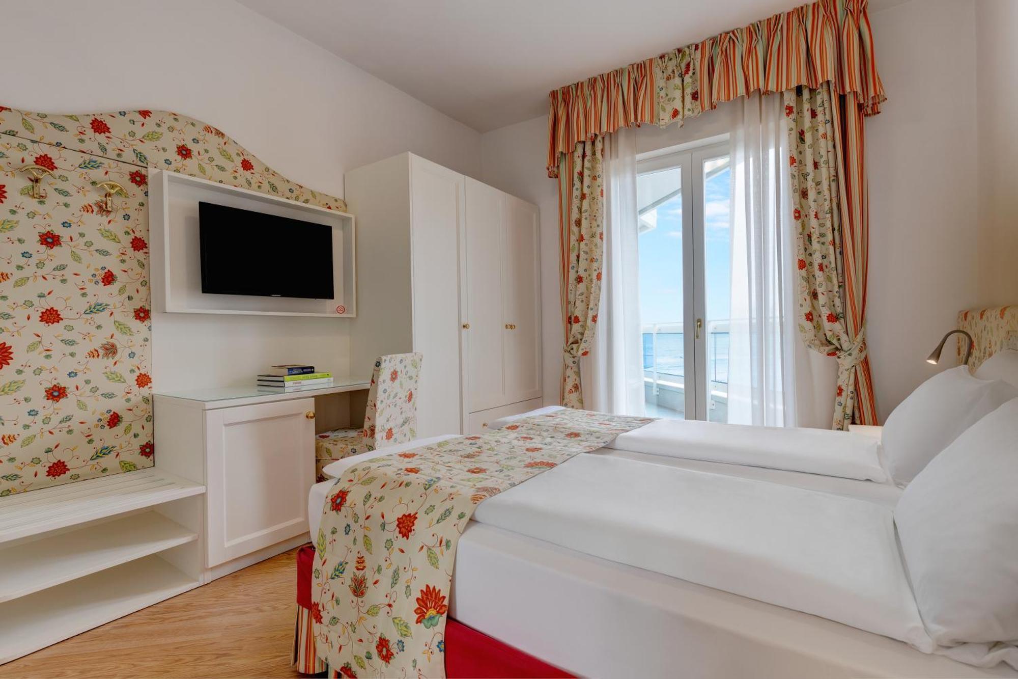 Hotel Cavalieri Palace & Suites Лідо-ді-Єзоло Екстер'єр фото