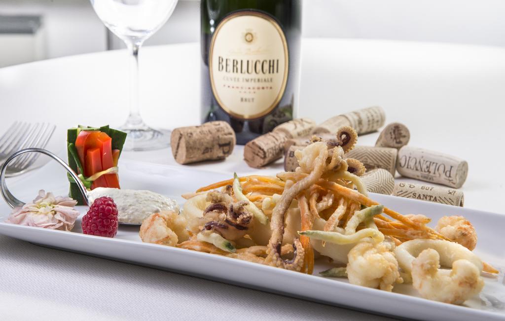 Hotel Cavalieri Palace & Suites Лідо-ді-Єзоло Екстер'єр фото